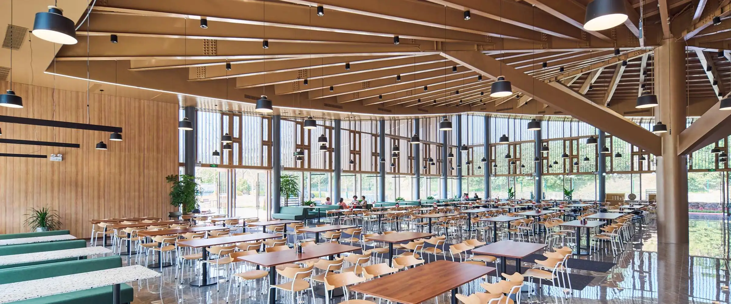 GRADOモジュール家具を活用した社員ラウンジ全景